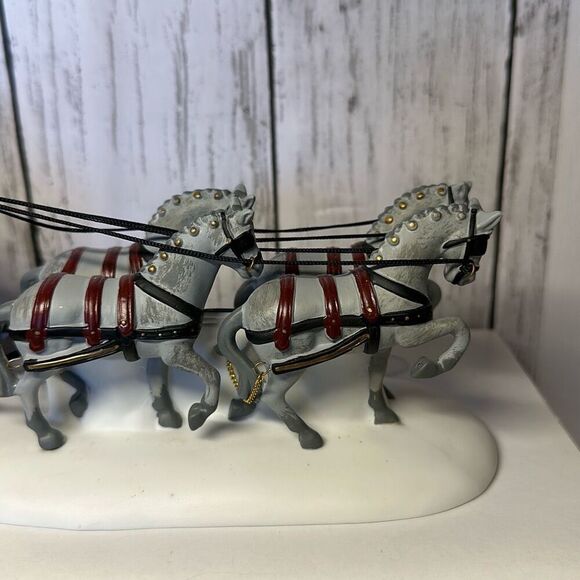 Department 56 Royal Coach The Heritage Village Collection 5578-6 - Picture 4 of 9